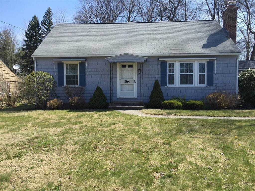 single story home featuring a front lawn