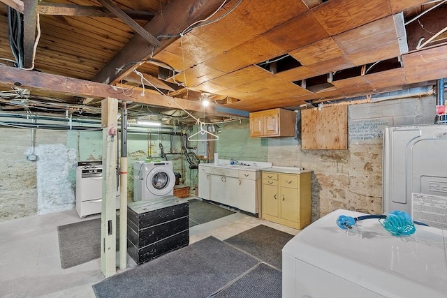 128 Arthur Ave, Athol, MA 01331 - unfinished below grade area featuring washer and dryer