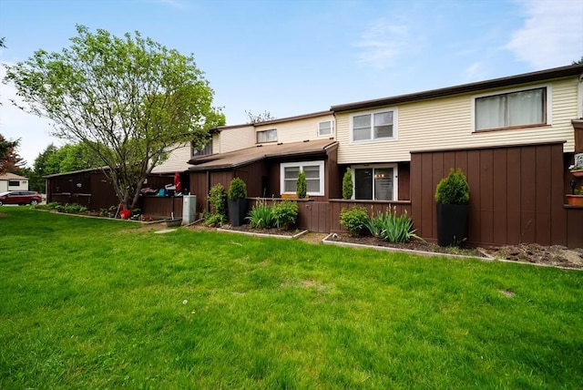 27 Mason Ct Unit 27, Amesbury, MA 01913 - back of house with a yard