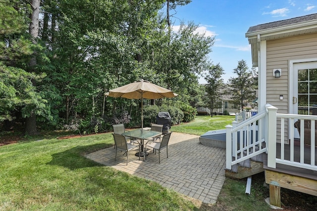 view of yard with a patio area