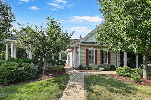 view of front of home with a front lawn