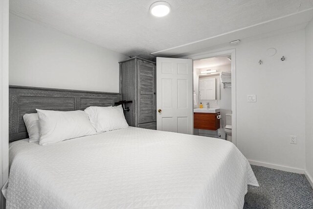 166 Water St Unit 166, Newburyport, MA 01950 - bedroom featuring baseboards, carpet, ensuite bath, and a textured ceiling
