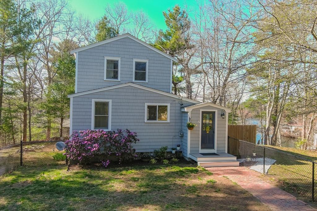 view of front of property featuring a front yard