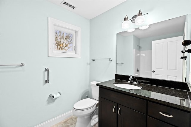 full bath featuring a shower, visible vents, toilet, vanity, and baseboards