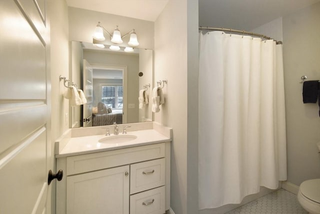 ensuite bathroom featuring a shower with curtain, connected bathroom, vanity, and toilet