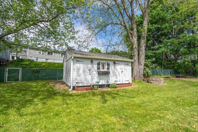 view of yard featuring an outbuilding