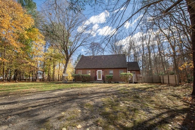 view of front facade with a front yard and fence