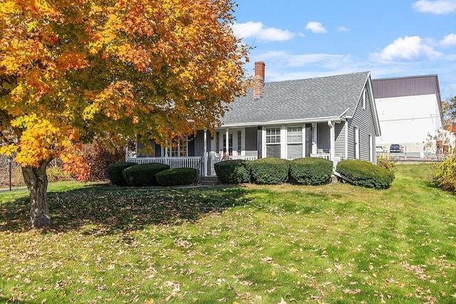 view of front of property featuring a front yard and a porch