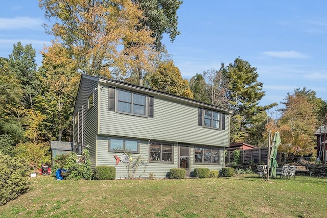 view of front facade with a front yard