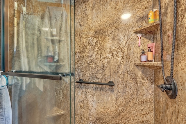 interior details with a shower with shower door