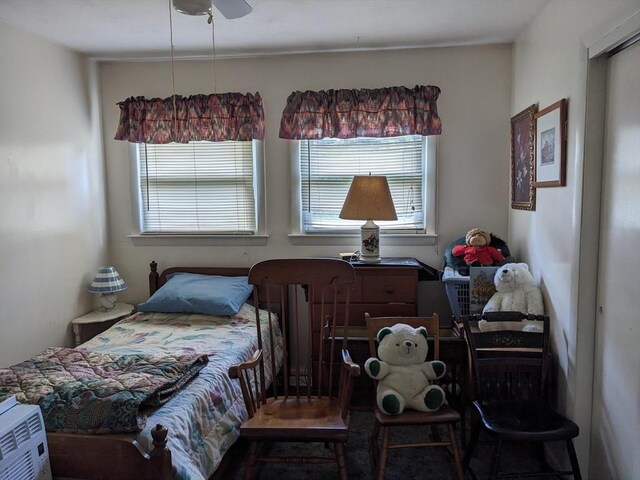 bedroom with ceiling fan