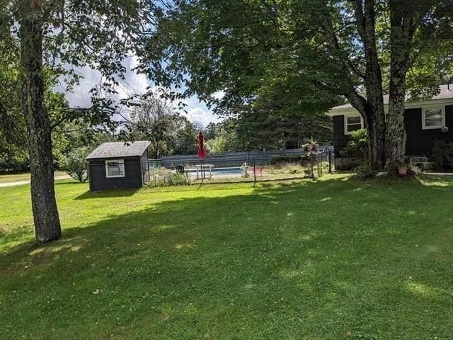 view of yard with a pool