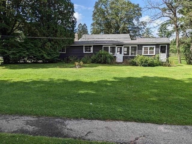 single story home featuring a front yard