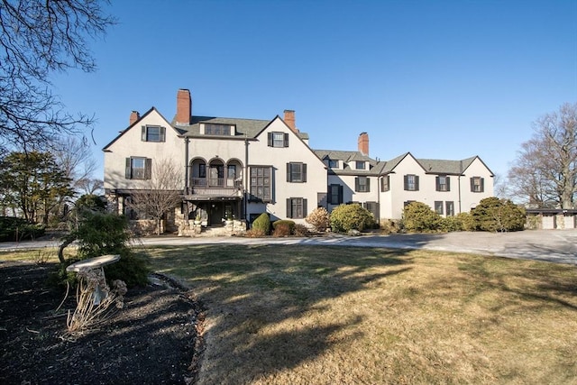 exterior space featuring a front yard