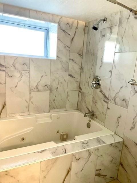 bathroom featuring tiled shower / bath combo