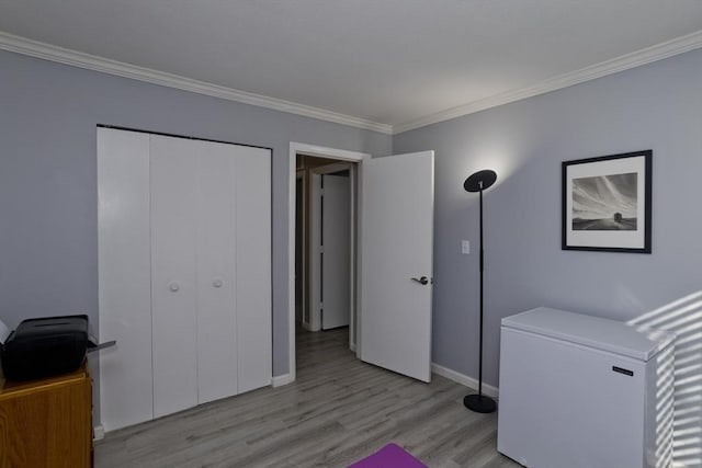 office area featuring ornamental molding, light wood-type flooring, and baseboards