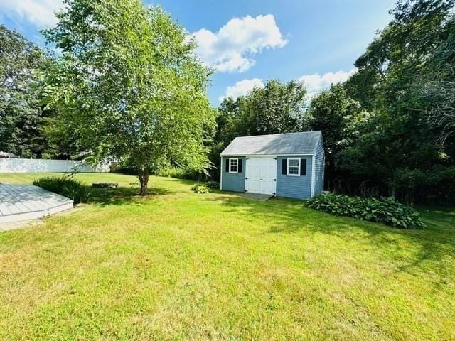 view of yard with a storage shed