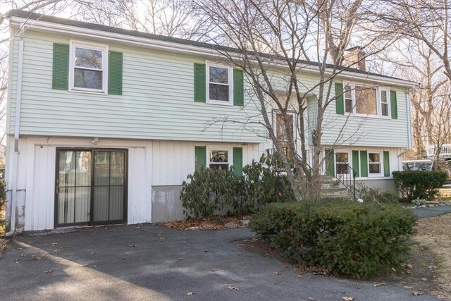 view of front facade with a front yard