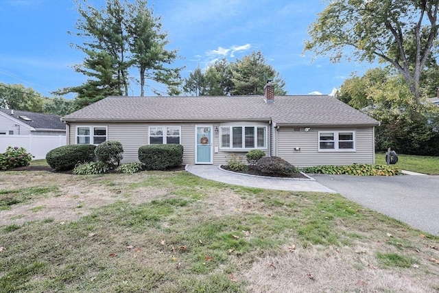 ranch-style house featuring a front yard