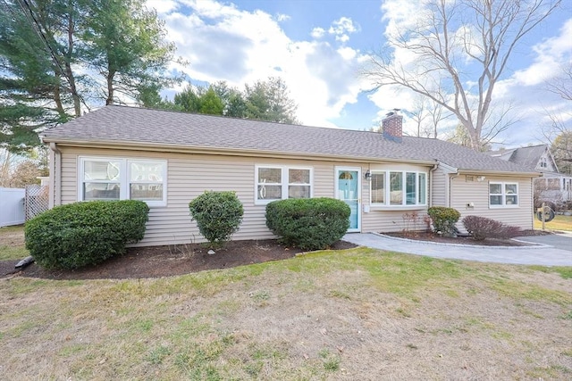 ranch-style home featuring a front lawn