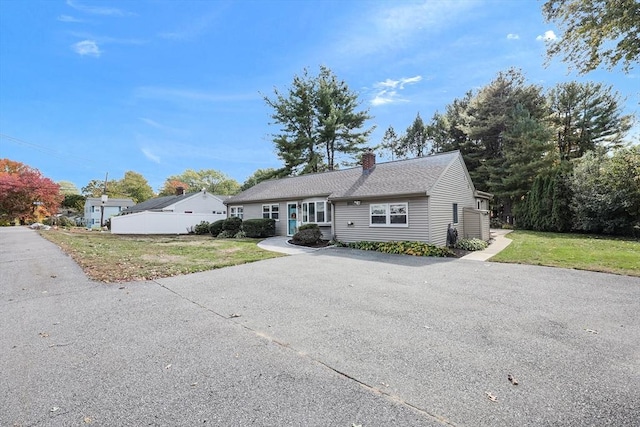 ranch-style home with a front yard