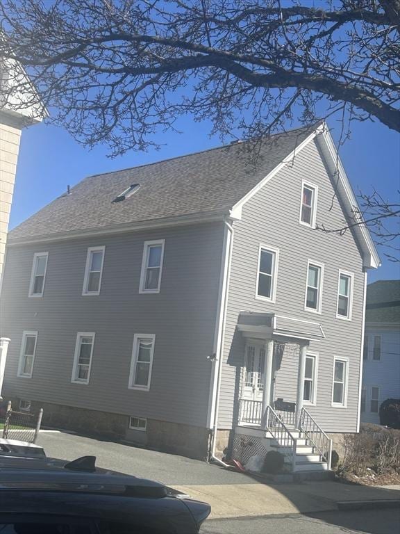 view of front of property featuring a shingled roof