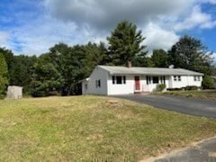 view of front facade with a front lawn