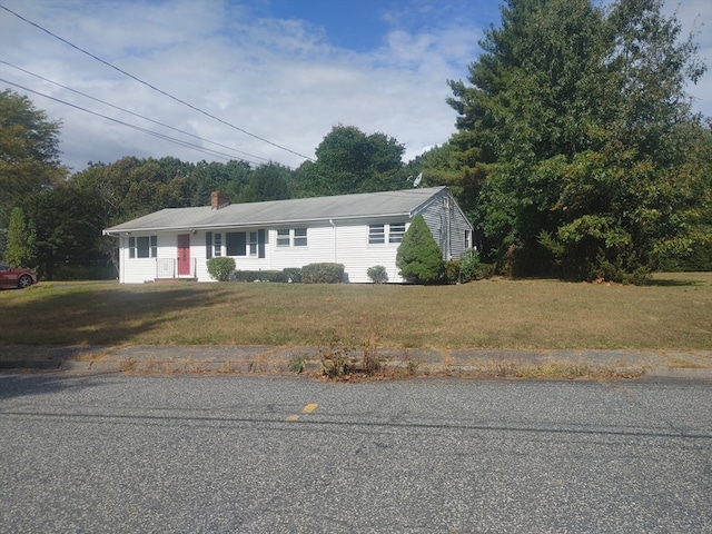 view of front facade featuring a front yard