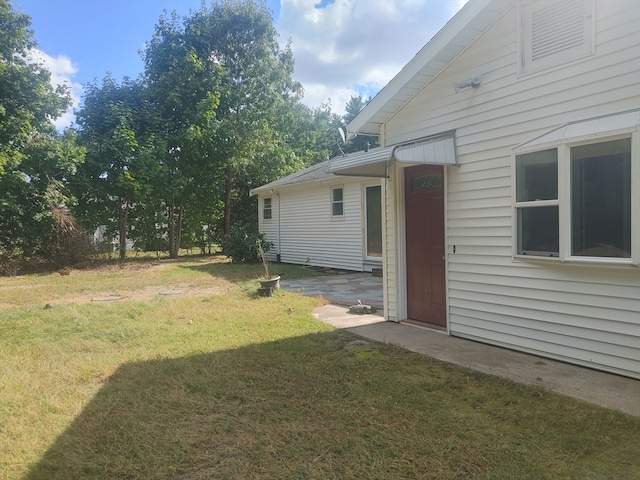 view of yard featuring a patio