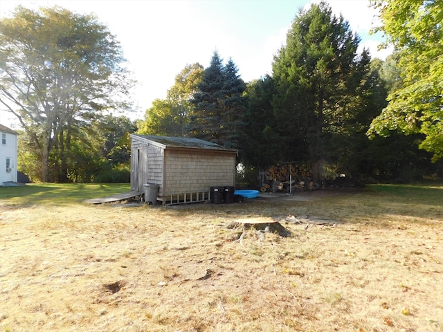 view of yard featuring a shed