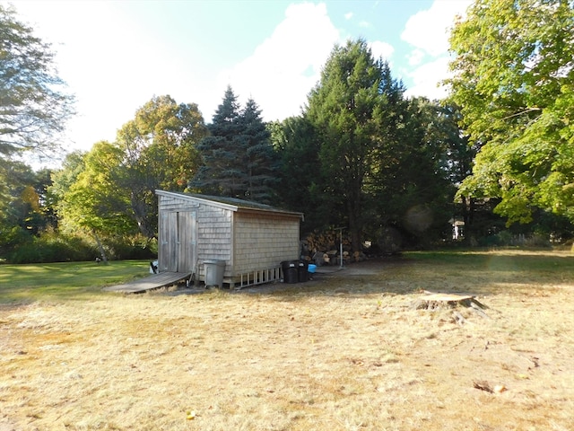 view of yard featuring a storage shed