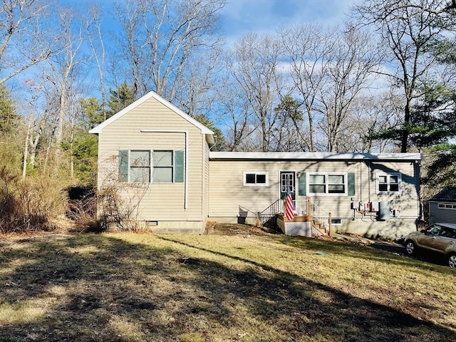 view of front facade with a front yard