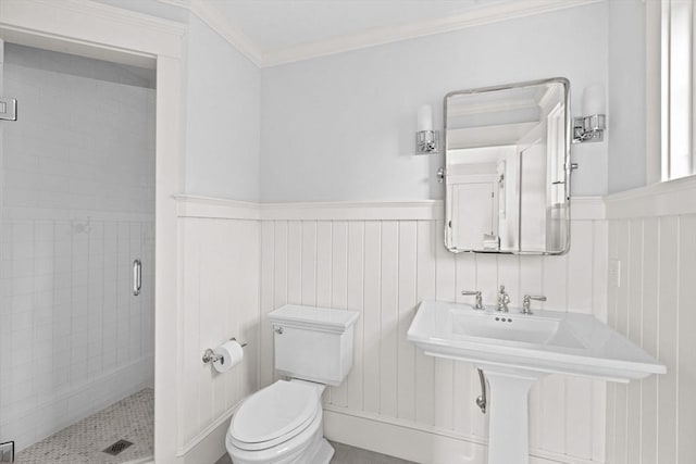full bath with crown molding, a wainscoted wall, a shower stall, and toilet