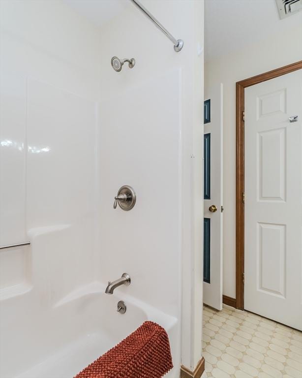 bathroom with washtub / shower combination