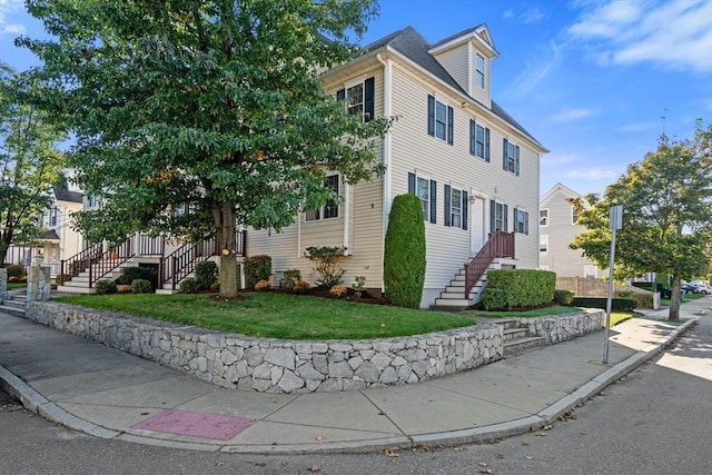 view of front facade featuring a front lawn