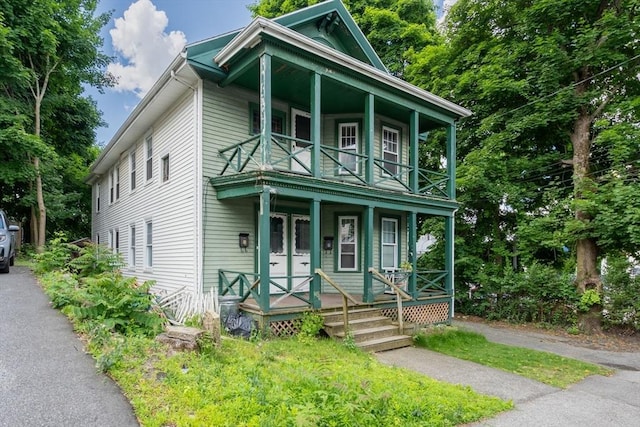 view of front of house with driveway and a porch