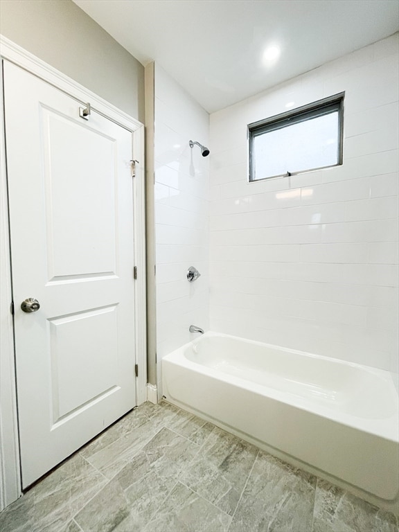 bathroom featuring tiled shower / bath