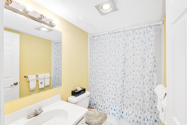 bathroom with curtained shower, a textured ceiling, vanity, and toilet