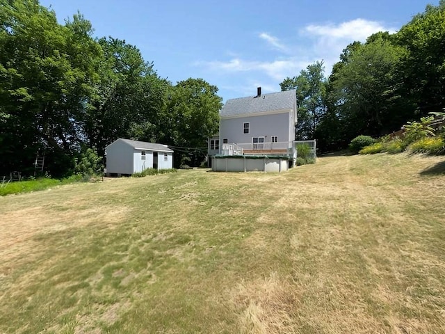 view of yard featuring an outbuilding