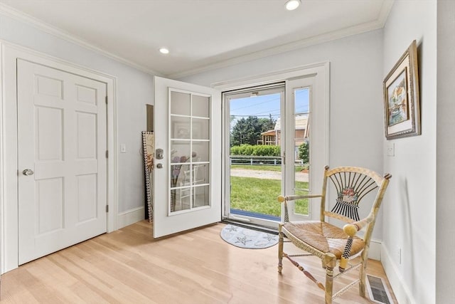 living area with crown molding, light wood-style floors, baseboards, and recessed lighting