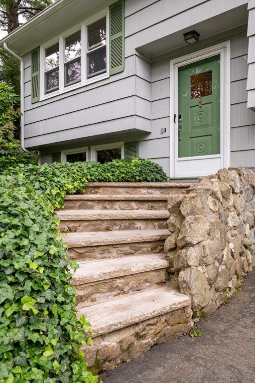 46 Plum St, Hamilton, MA 01982 - doorway to property