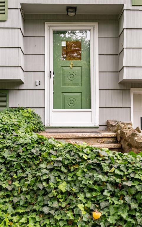 46 Plum St, Hamilton, MA 01982 - property entrance