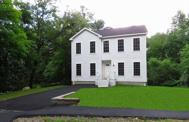 colonial house featuring a front yard