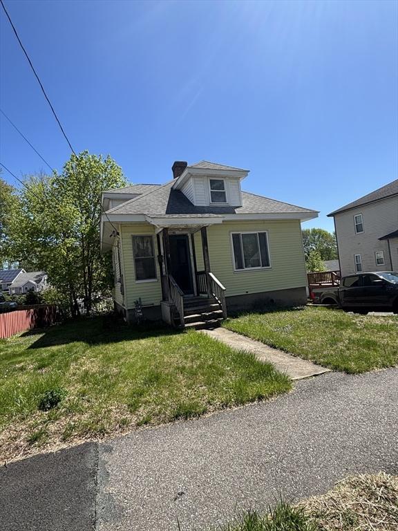 bungalow featuring fence and a front yard