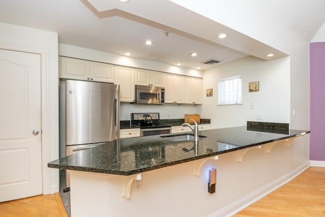 501 Commerce Dr Unit 1304, Braintree, MA 02184 - kitchen with stainless steel appliances, a sink, a peninsula, light wood-type flooring, and recessed lighting