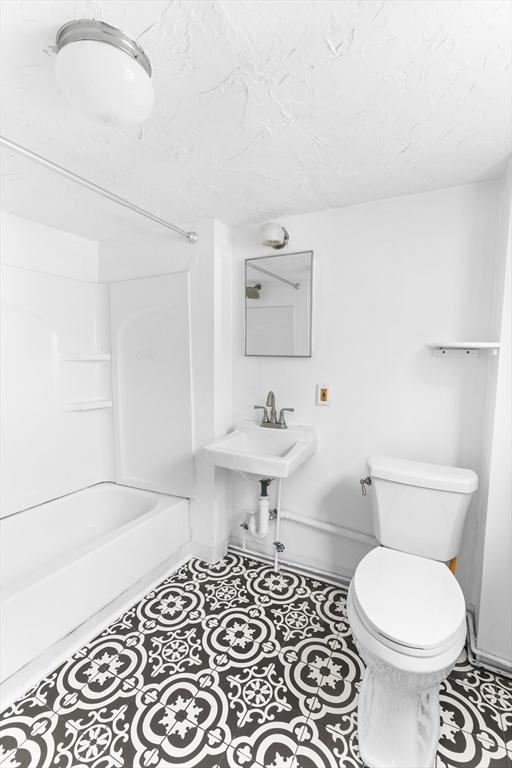 209 S St, Wrentham, MA 02093 - bathroom featuring toilet, shower / tub combination, and a textured ceiling