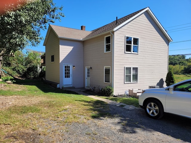 view of front of property featuring a front lawn