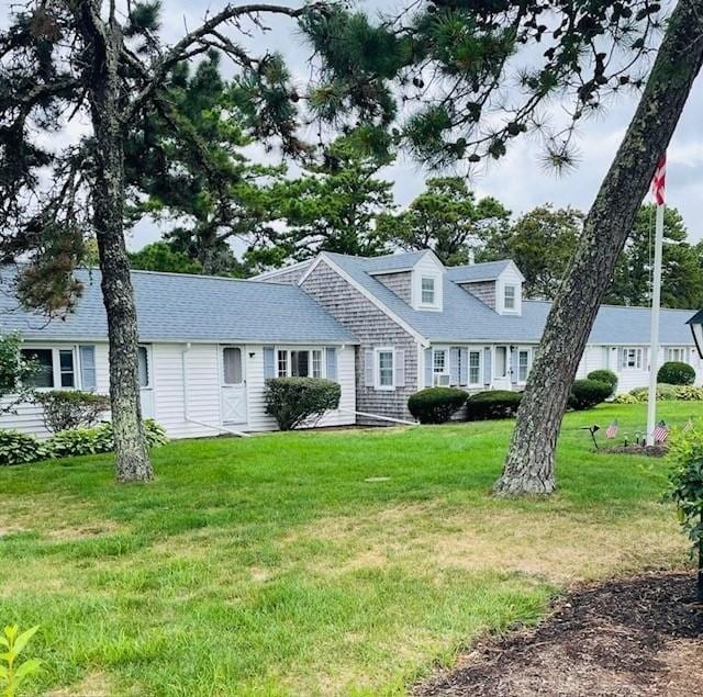 view of front facade featuring a front lawn