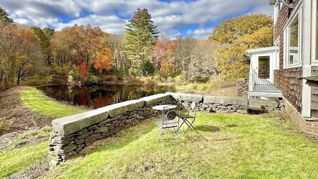 view of yard featuring a water view