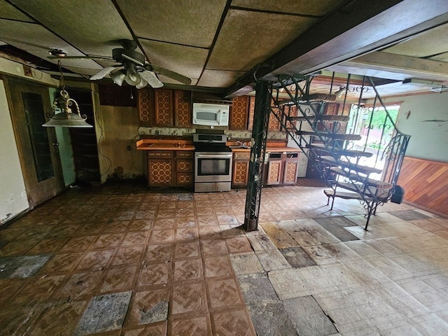 basement with ceiling fan